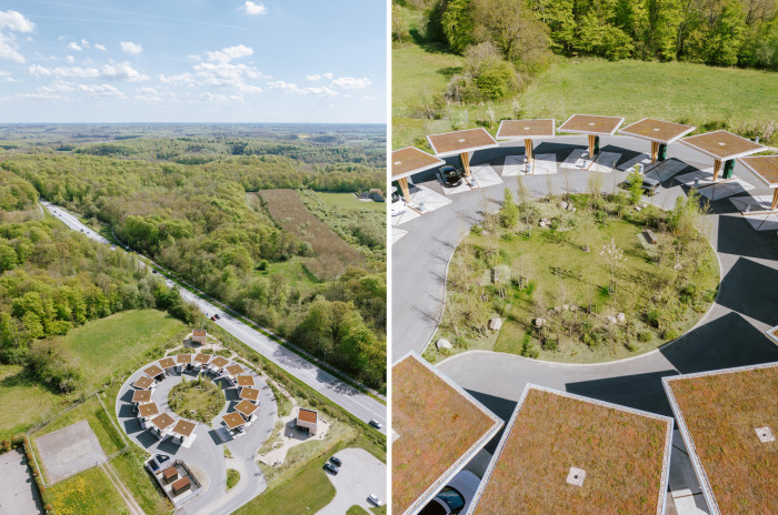 Blick auf die überdachten Ladesäulen von Clever: außen anfahren, im inneren Kreis rausfahren. (Bild: Francisco Tirado / Clever)